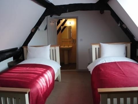 Superior Triple Room, Ensuite (Room 6) | Desk, iron/ironing board, free WiFi, bed sheets