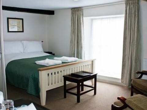 Superior Room, 1 King Bed, Ensuite (Room 4) | Desk, iron/ironing board, free WiFi, bed sheets