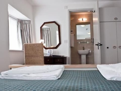 Classic Double Room, Ensuite (Room 3) | Desk, iron/ironing board, free WiFi, bed sheets