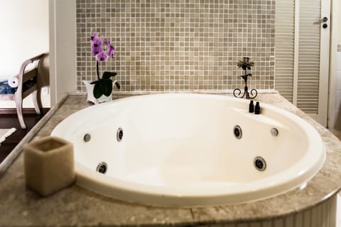 Suite, Hot Tub (Master) | Deep soaking bathtub