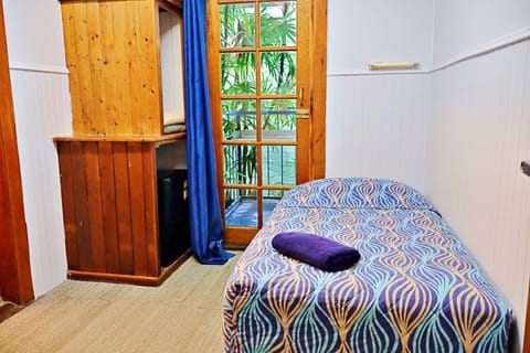 Basic Single with Shared Bathroom | Desk, iron/ironing board, free WiFi, bed sheets