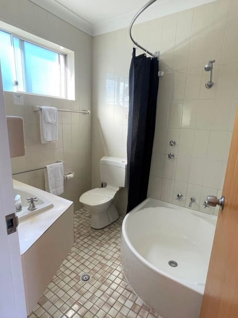 Deluxe Queen Room | Bathroom | Shower, free toiletries, hair dryer, towels