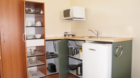 1 Bedroom Spa Unit | Private kitchenette | Fridge, microwave, coffee/tea maker, cookware/dishes/utensils