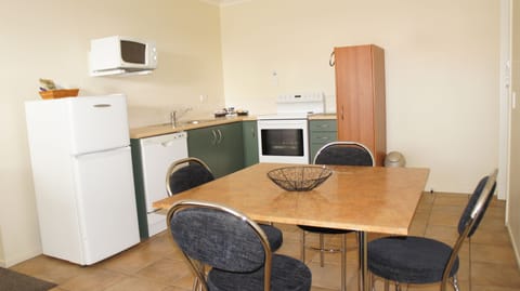 2 Bedroom Unit | Private kitchen | Fridge, microwave, coffee/tea maker, cookware/dishes/utensils