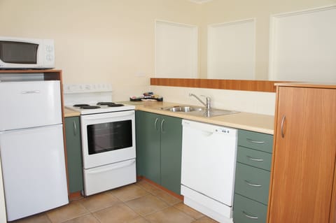 3 Bedroom Unit | Private kitchenette | Fridge, microwave, coffee/tea maker, cookware/dishes/utensils