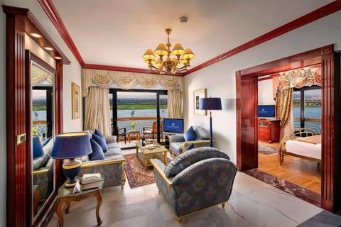 Presidential Suite | Minibar, in-room safe, desk, soundproofing