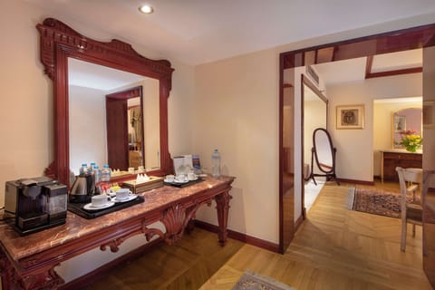 Royal Suite | Minibar, in-room safe, desk, soundproofing