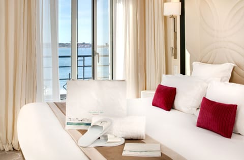 Superior Ocean Room | 1 bedroom, premium bedding, pillowtop beds, minibar