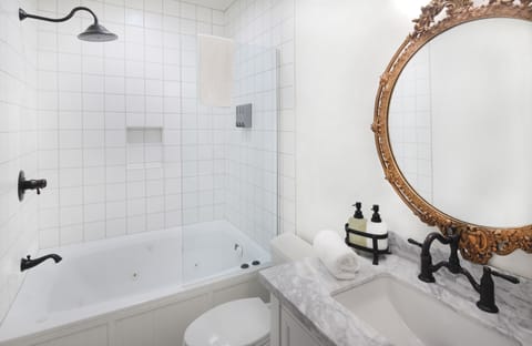 Suite | Bathroom | Free toiletries, hair dryer, bathrobes, towels