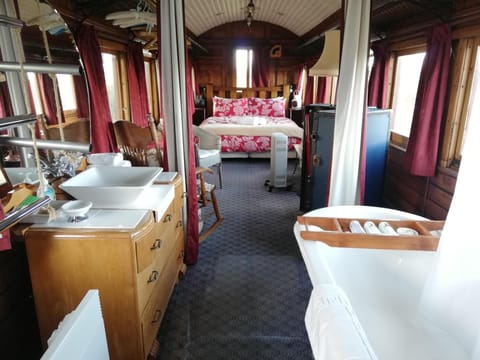 Fiordland Carriage | Bathroom | Free toiletries, hair dryer, towels