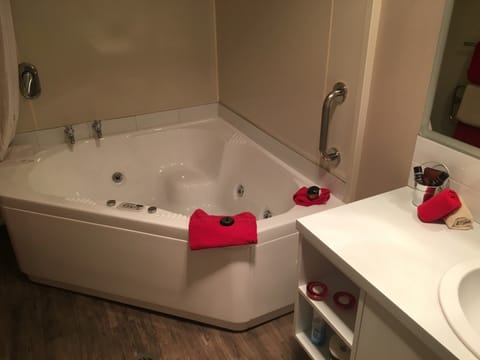 Apartment, 1 Bedroom, Jetted Tub | Jetted tub