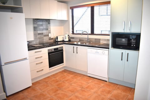 Comfort Apartment | Private kitchen | Microwave, stovetop, electric kettle, toaster