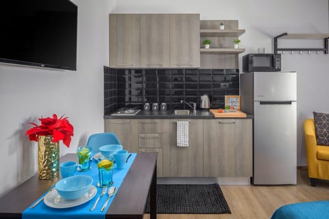 Studio Suite | Private kitchen | Mini-fridge, microwave, stovetop, cookware/dishes/utensils