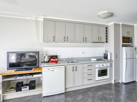 Deluxe Apartment, 1 Bedroom | Private kitchen | Full-size fridge, microwave, oven, stovetop