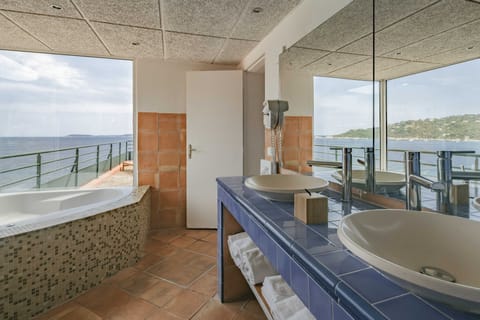 Suite, Terrace (Cavalière) | Bathroom | Combined shower/tub, hair dryer