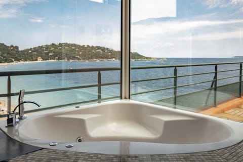 Suite, Terrace (Cavalière) | Bathroom | Combined shower/tub, hair dryer