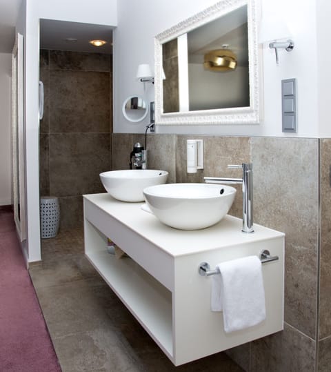 Suite | Bathroom | Shower, free toiletries, hair dryer, towels