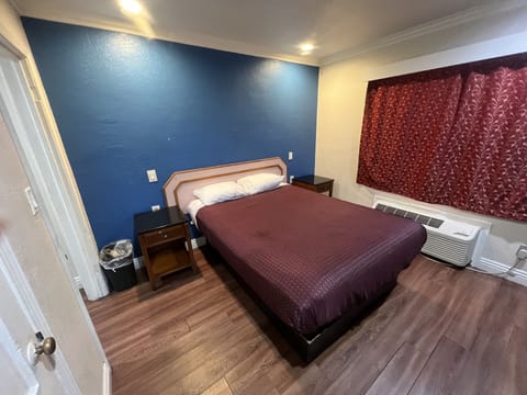 Deluxe Room, 1 Queen Bed, Smoking | Free WiFi, bed sheets