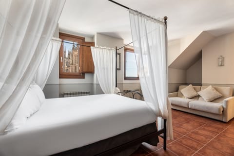 Double Room (matrimonial con vistas a la catedral) | Down comforters, minibar, in-room safe, desk