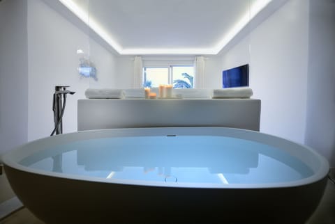 Deep soaking bathtub