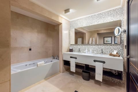 Suite, Balcony | Bathroom | Shower, rainfall showerhead, free toiletries, hair dryer