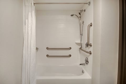 Combined shower/tub, free toiletries, hair dryer, towels