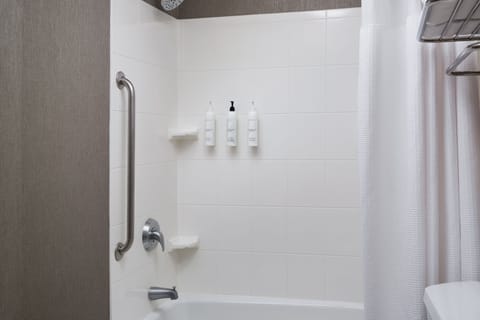 Combined shower/tub, free toiletries, hair dryer, towels