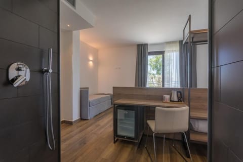 Room, 1 Bedroom, Balcony, Garden View | Bathroom shower