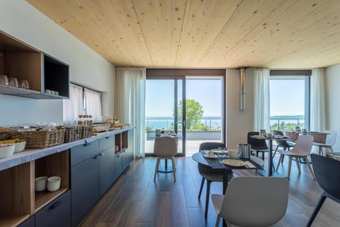 Room, 1 Bedroom, Balcony, Garden View | Interior