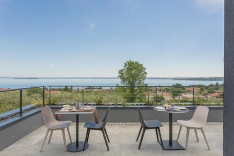 Room, 1 Bedroom, Balcony, Garden View | Dining