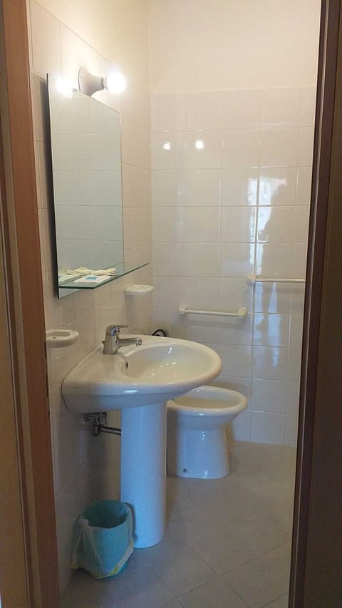 Room, 1 Bedroom, Accessible, Smoking | Bathroom | Combined shower/tub, towels