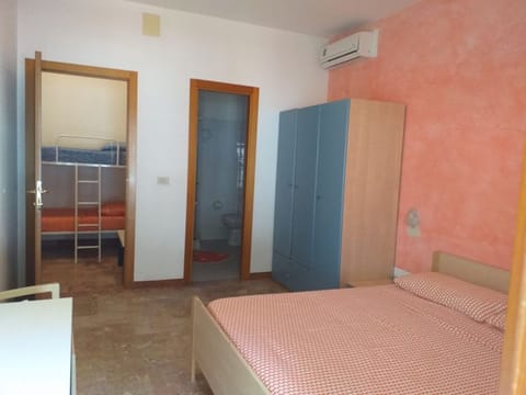 Room, 1 Bedroom, Accessible, Smoking | 1 bedroom