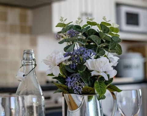 Cottage | Private kitchen | Fridge, dishwasher, toaster, cookware/dishes/utensils