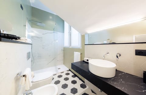 Executive Triple Room | Bathroom | Free toiletries, hair dryer, slippers, bidet