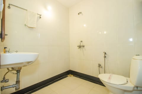 Deluxe Sea View Room | Bathroom | Shower, free toiletries