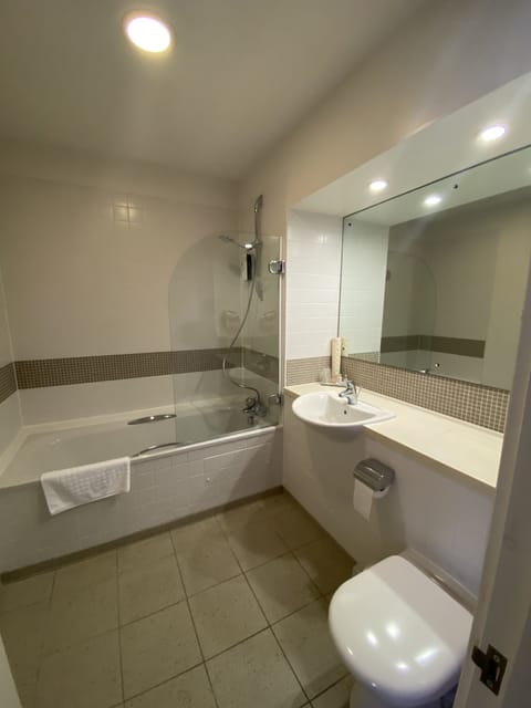 Business Double Room | Bathroom | Combined shower/tub, towels