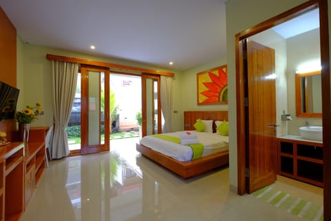 Junior Studio Suite, 1 King Bed, Pool View | Minibar, laptop workspace, free WiFi, bed sheets