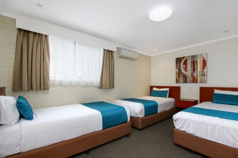 Executive Suite, 2 Bedrooms, Kitchenette, Free Wi-Fi & Parking | Minibar, in-room safe, iron/ironing board, cribs/infant beds