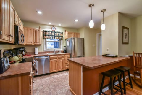 House, 3 Bedrooms, Fireplace | Private kitchen | Microwave, oven, stovetop, dishwasher