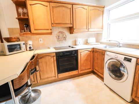 Cottage | Private kitchen | Fridge, toaster, cookware/dishes/utensils