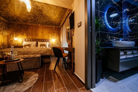 Design Room, 1 Queen Bed, Private Bathroom, City View | Premium bedding, memory foam beds, in-room safe, individually decorated