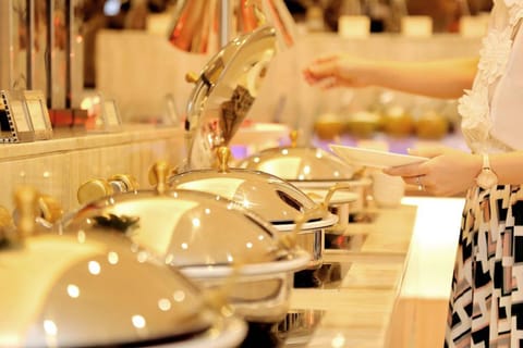 Daily buffet breakfast (VND 590000 per person)