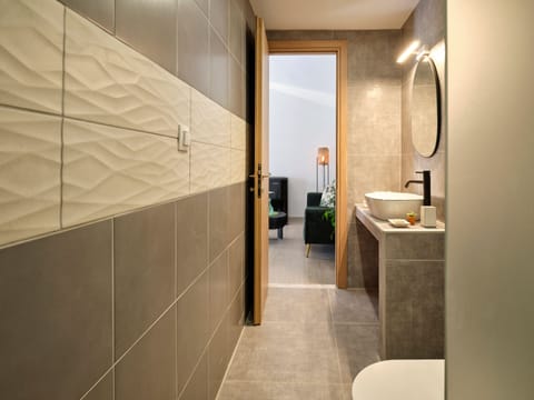 Penthouse | Bathroom | Shower, free toiletries, hair dryer, towels