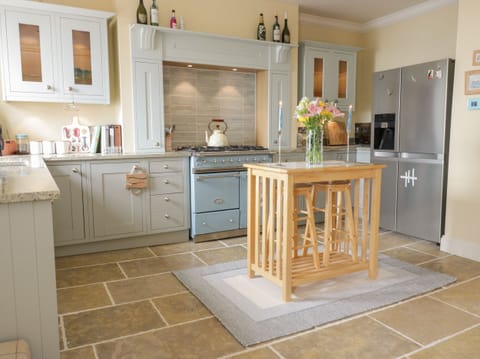 Cottage | Private kitchen | Fridge, dishwasher, electric kettle, toaster
