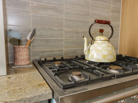 Cottage | Private kitchen | Fridge, dishwasher, electric kettle, toaster