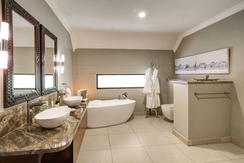 Suite (Strathearn) | Bathroom | Separate tub and shower, free toiletries, hair dryer, towels