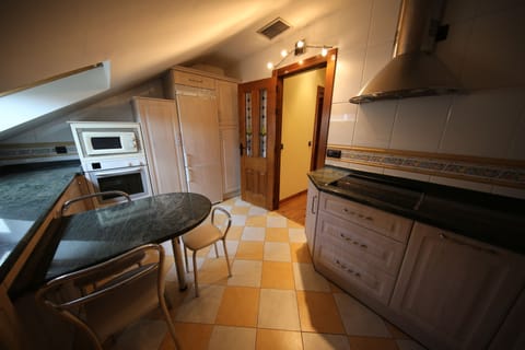 Family Quadruple Room | Shared kitchen | Fridge, microwave