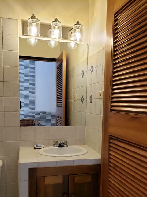 Deluxe Double Room | Bathroom | Shower, towels