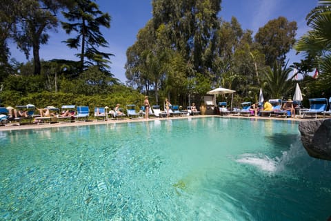 2 indoor pools, outdoor pool