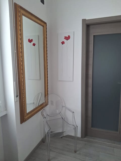 Romantic Suite | Minibar, in-room safe, desk, blackout drapes